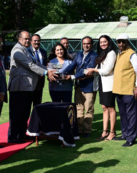 Steward of Mysore Race Club H K Ramesh presenting the Star Supreme Trophy to B N Prakash Raj whose ward Fun And Laughter won this event at Mysore on Friday.